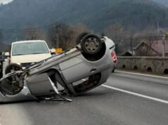 Accident grav pe DN15: Autoturism răsturnat pe plafon după ce a părăsit carosabilul