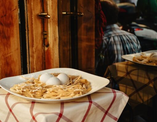 Ninsorile închid un drum la Horezu. Poliția a restricționat circulația