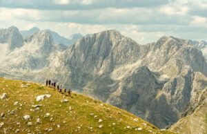 Alertă imediată de ninsori și vânt puternic în 7 județe