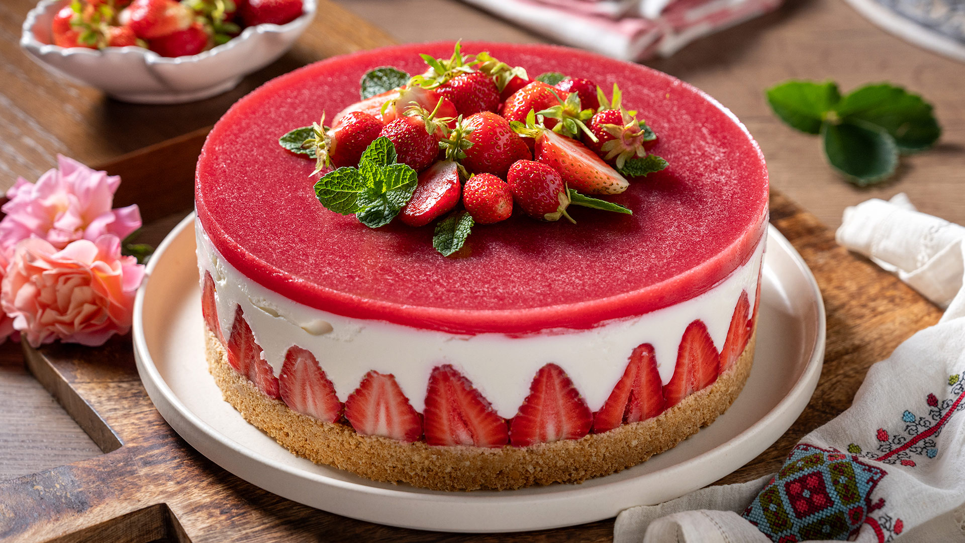 Cheesecake cu căpșuni – rețetă rapidă și fără coacere