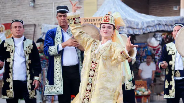 Paște în Asia Centrală: Descoperă Uzbekistanul și Țara Domurilor Albastre