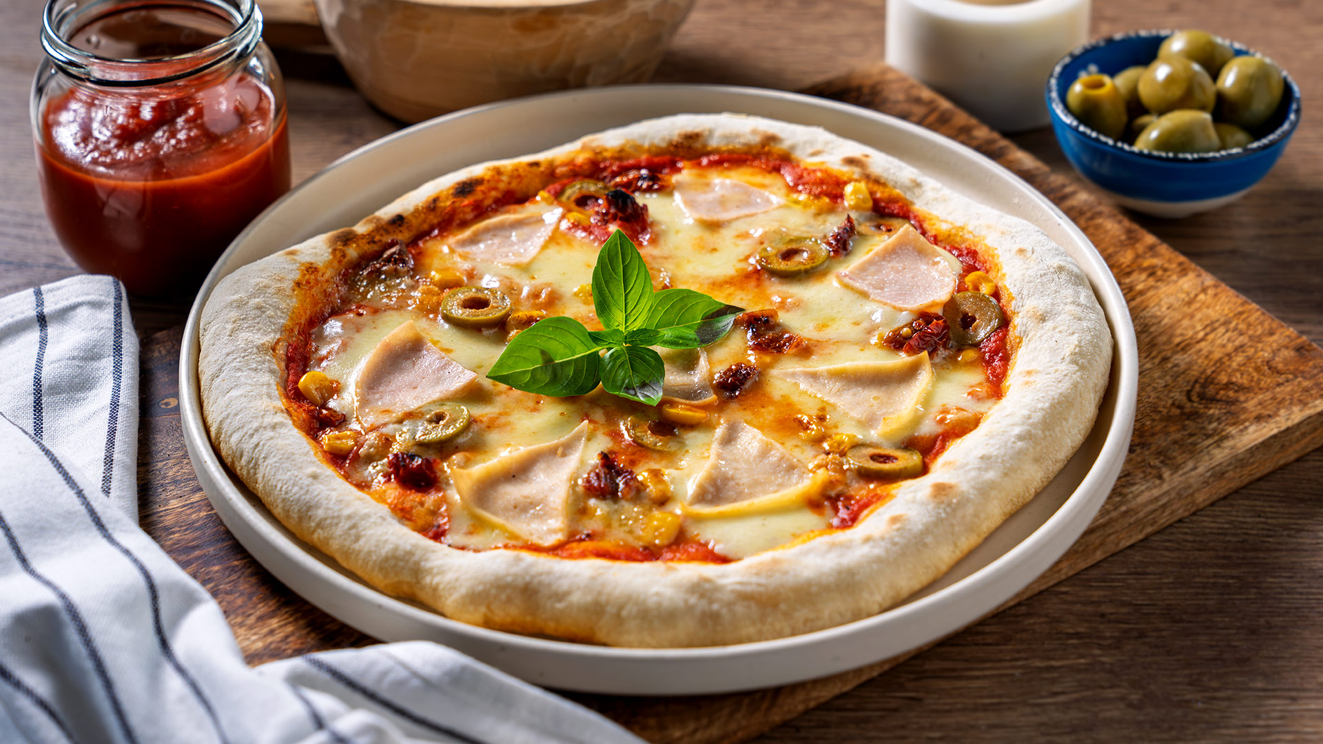 Pizza Casei: Aluat Pufos și Bază Crocantă ca la Pizzerie