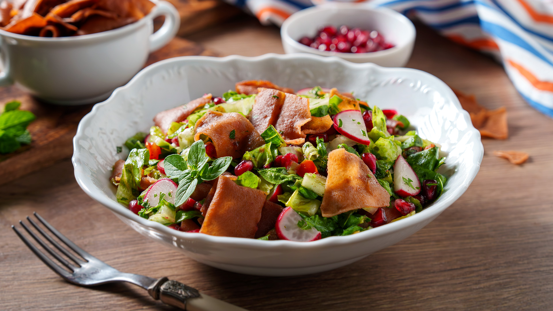 Salata Fattoush: Rețeta Libaneza cu Lipie Crocantă