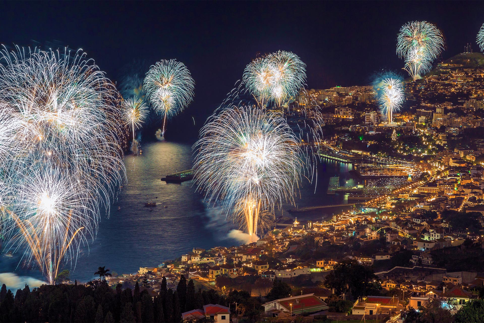 Revelion 2026 la Madeira: Paradisul Portughez te Așteaptă!